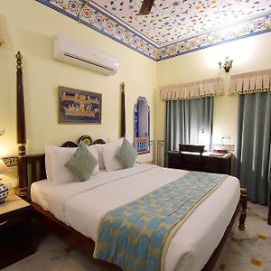 Royal Deluxe Family Pick up on Arrival only from Train or Bus station